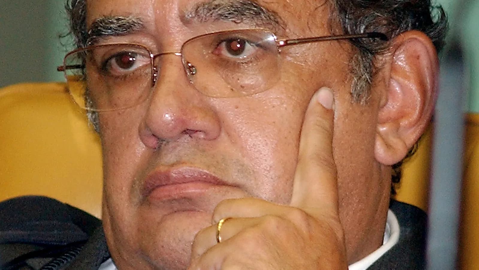O ministro do STF Gilmar Mendes em close, com expressão pensativa