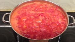 Molho de tomate sugo sendo preparado em panela no fogão