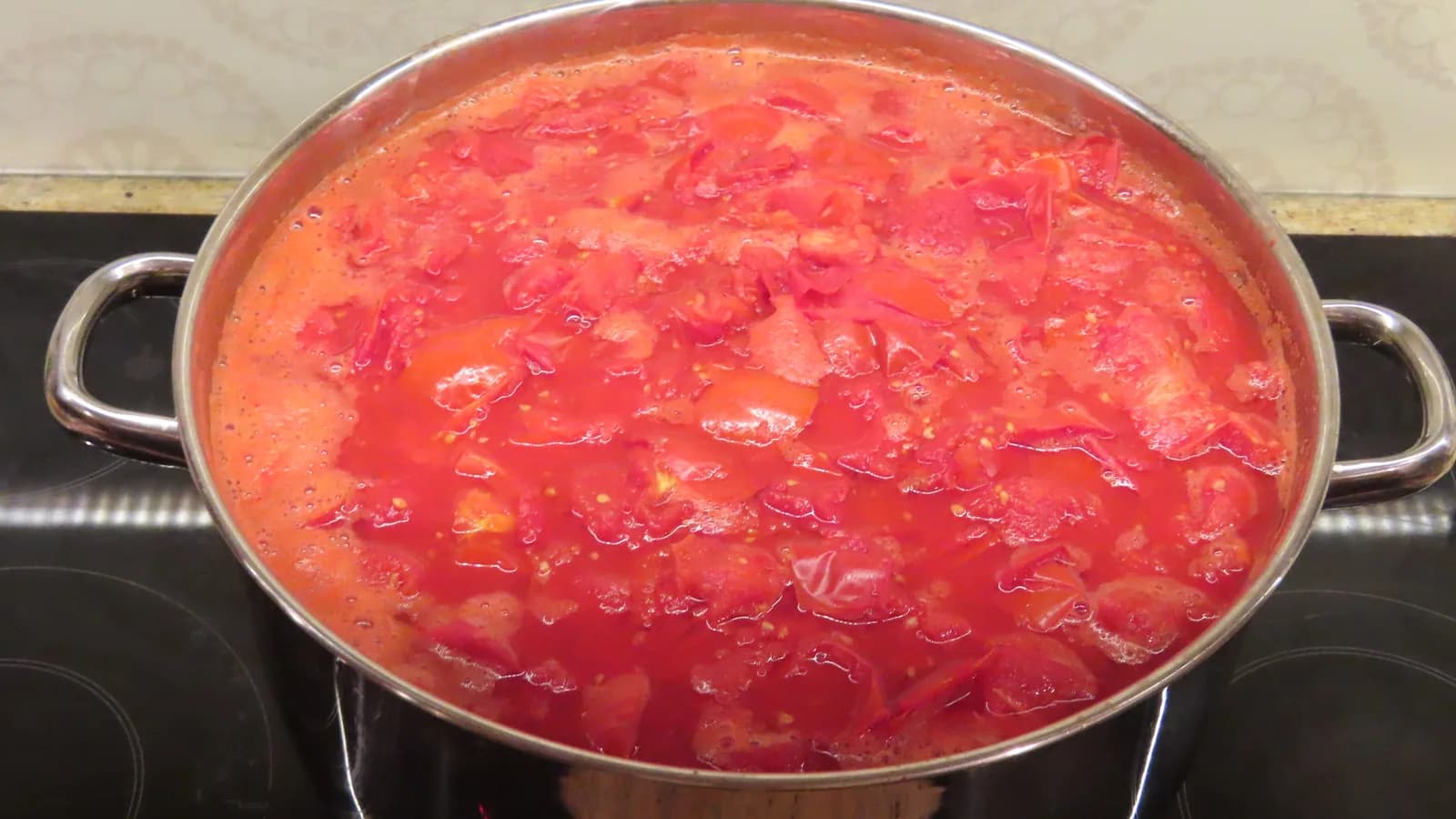 Molho de tomate sugo sendo preparado em panela no fogão