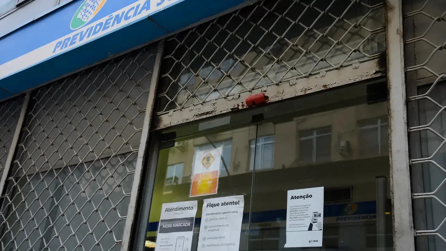 Fachada de agência do INSS com avisos de atendimento, foto de arquivo