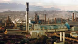 Planta industrial da CSN, com chaminé identificada pela marca da empresa