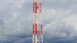 Tocha de queima de gás (flare) em instalação de petróleo e gás, imagem ilustrativa da prática de queima sem aproveitamento comercial