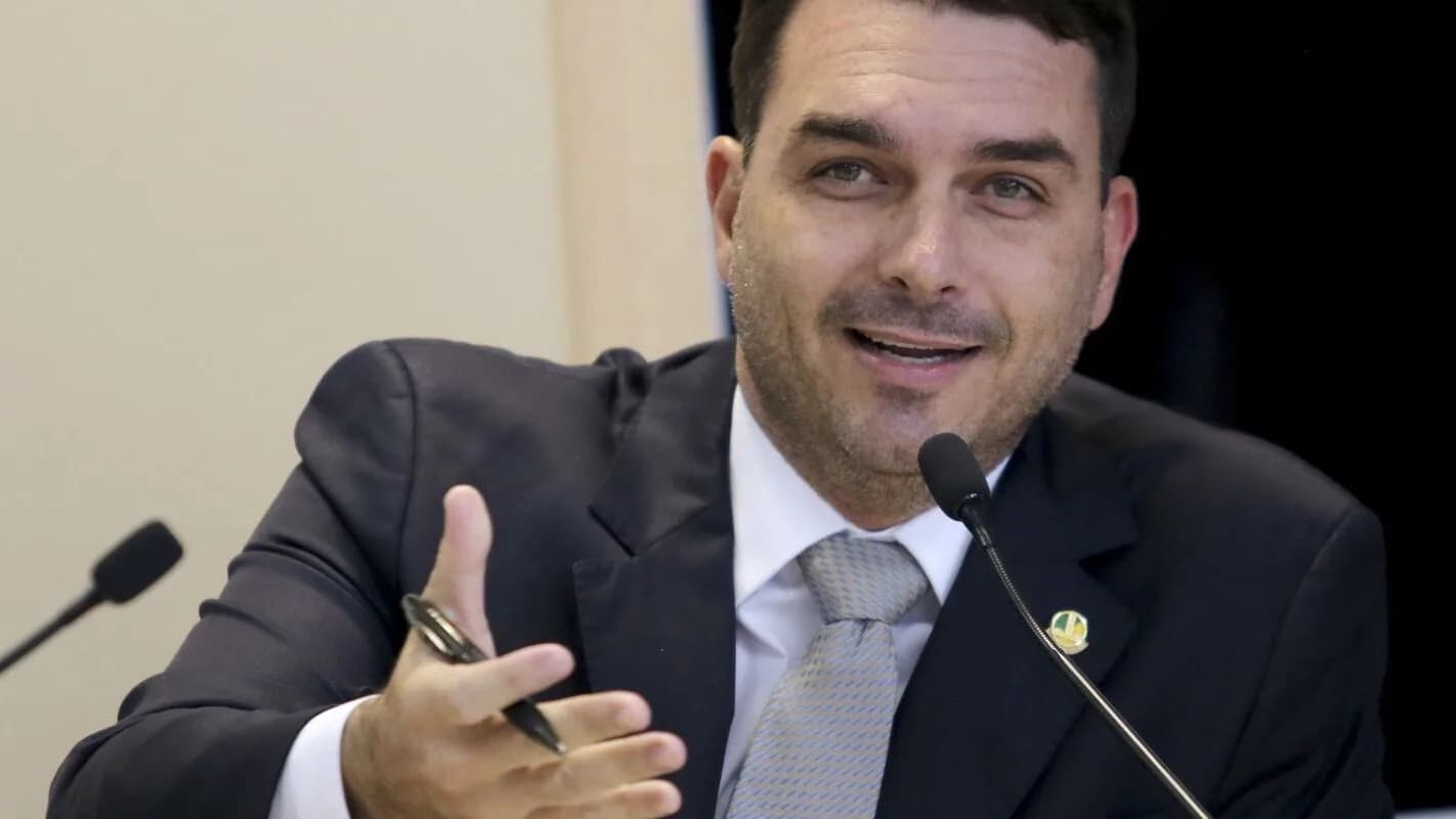 Flávio Bolsonaro discursa em plenário do Senado (foto de arquivo)
