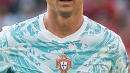 Cristiano Ronaldo em campo com a camisa da seleção de Portugal