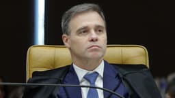 O ministro André Mendonça, de toga, sentado em sua cadeira durante sessão plenária do Supremo Tribunal Federal, com expressão séria; imagem de arquivo de outubro de 2025