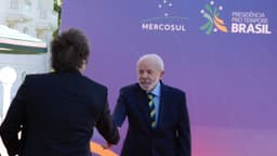 Javier Milei cumprimenta Lula com um aperto de mãos durante a Cúpula do Mercosul, em dezembro de 2025