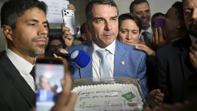 Flávio Bolsonaro concede entrevista a jornalistas em Brasília, cercado por microfones (foto de arquivo, abril de 2026)
