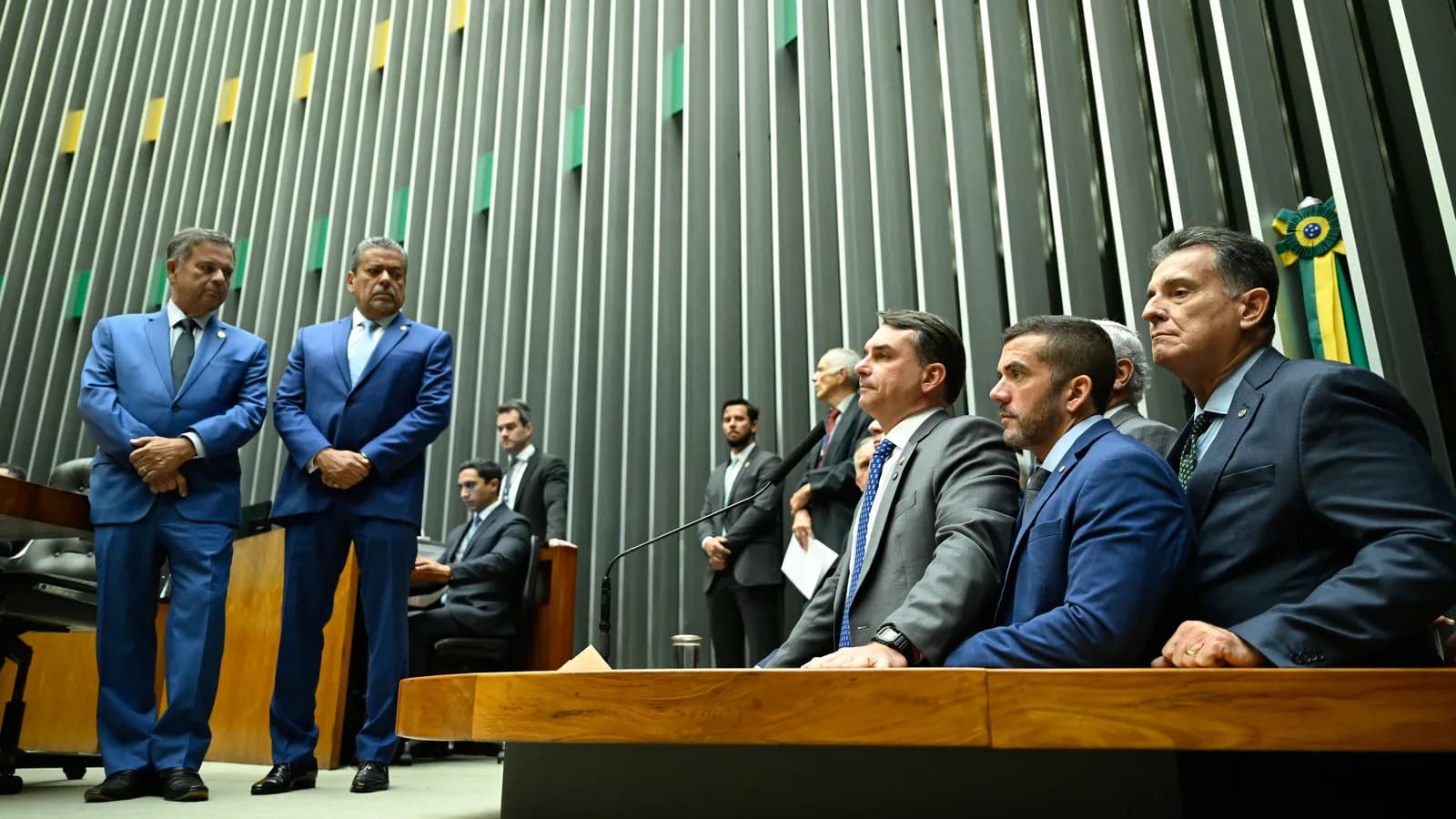 Grupo de parlamentares, entre eles Flávio Bolsonaro, reunido no plenário do Congresso Nacional
