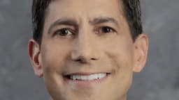 Retrato oficial de Kevin Warsh, presidente do Federal Reserve, de terno escuro e gravata