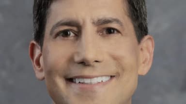 Retrato oficial de Kevin Warsh, presidente do Federal Reserve, de terno escuro e gravata
