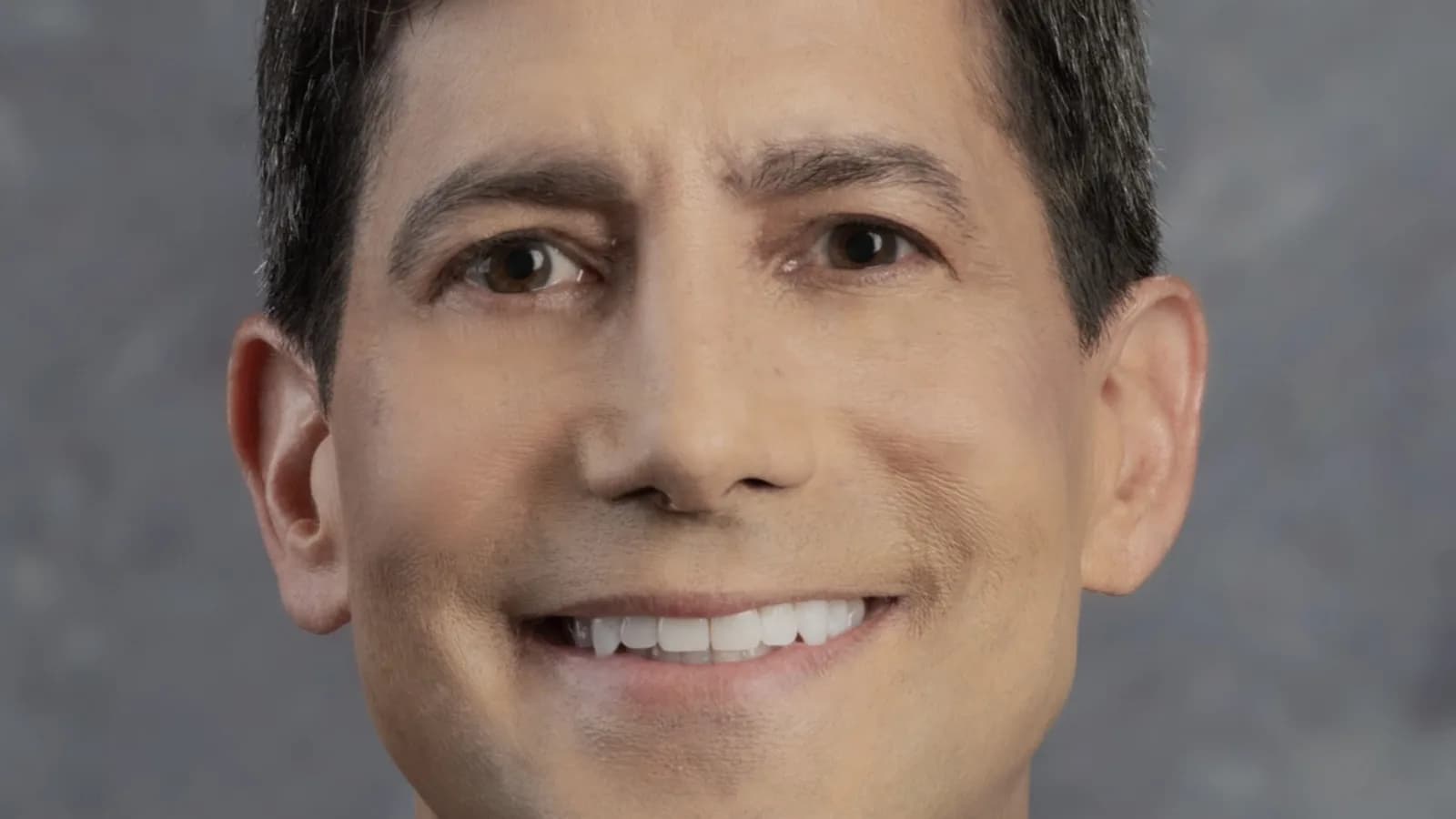 Retrato oficial de Kevin Warsh, presidente do Federal Reserve, de terno escuro e gravata