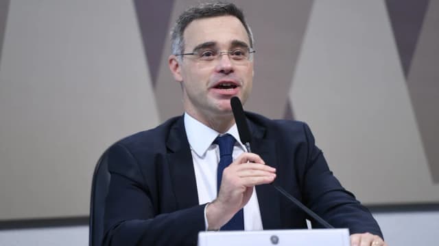 O ministro André Mendonça fala ao microfone durante sabatina no Senado