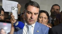 Senador Flávio Bolsonaro cercado pela imprensa durante entrevista coletiva (foto de arquivo)