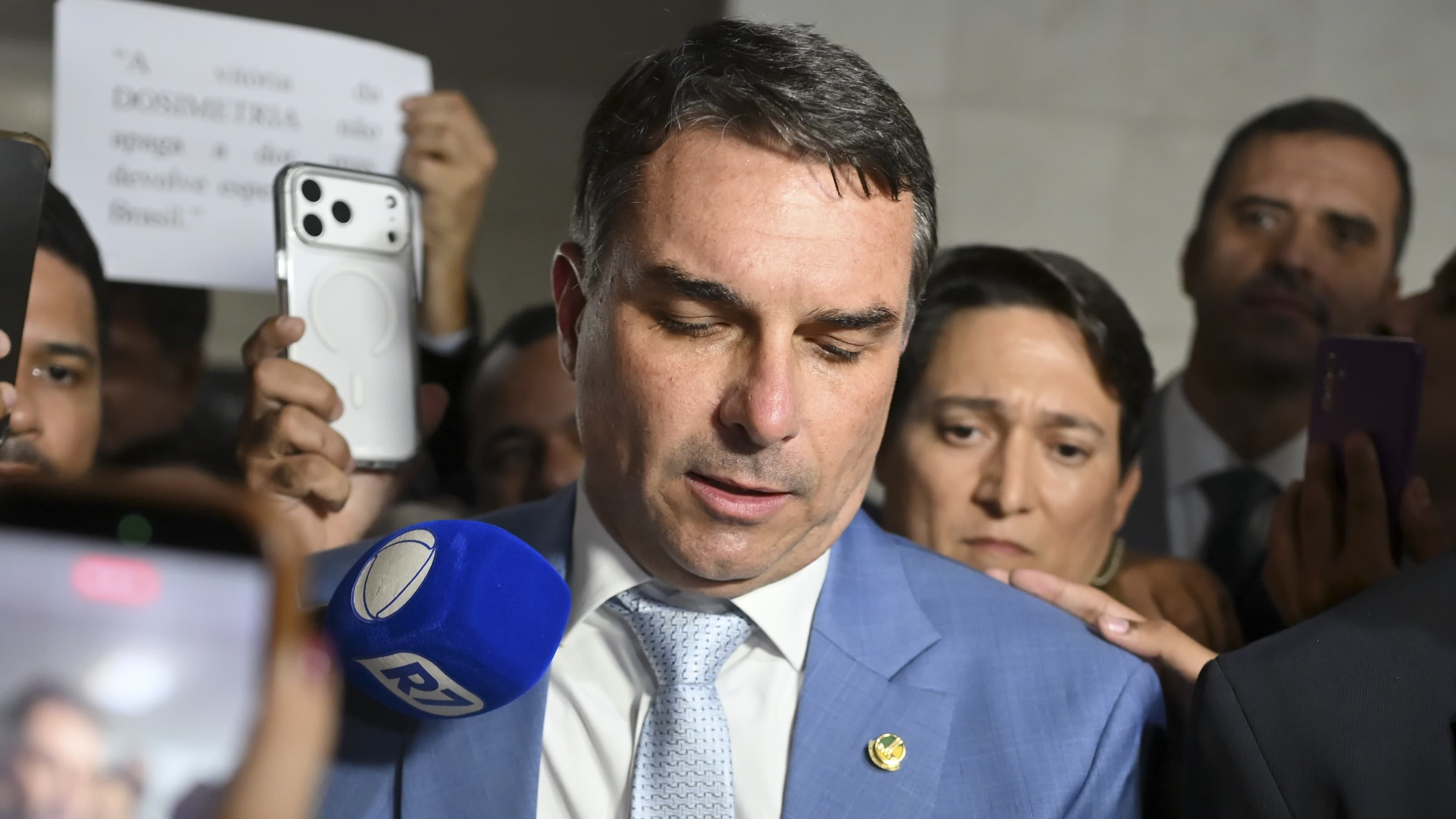 Senador Flávio Bolsonaro cercado pela imprensa durante entrevista coletiva (foto de arquivo)
