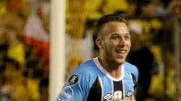 Arthur Melo comemora em campo pelo Grêmio, um dos clubes por onde passou antes de assinar com o Santos