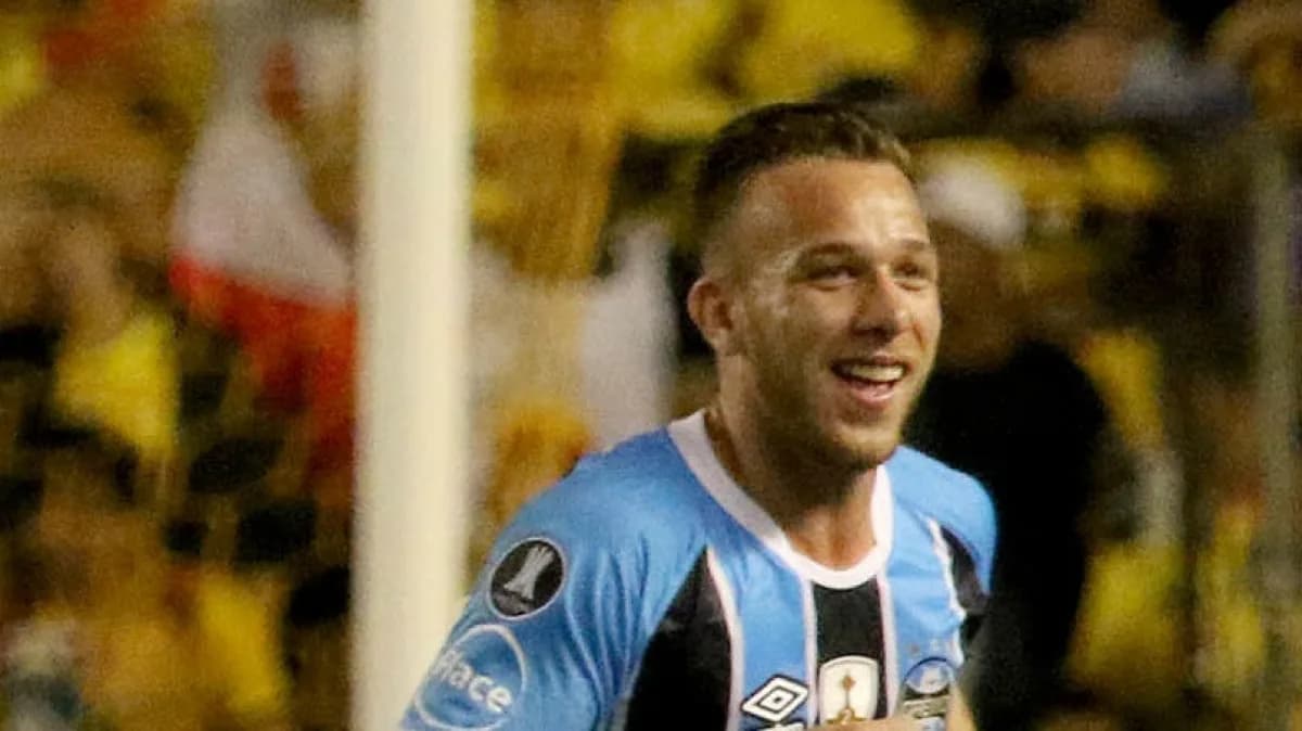 Arthur Melo comemora em campo pelo Grêmio, um dos clubes por onde passou antes de assinar com o Santos