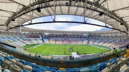 Interior do estádio do Maracanã lotado durante uma partida de futebol