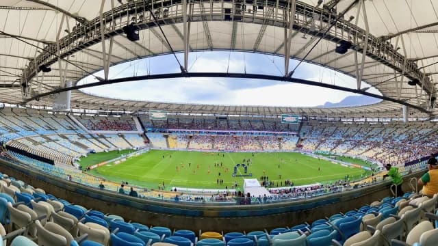 Interior do estádio do Maracanã lotado durante uma partida de futebol