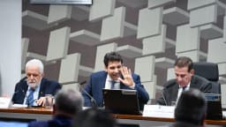 Representante do Banco Central gesticula durante audiência na Comissão de Assuntos Econômicos do Senado
