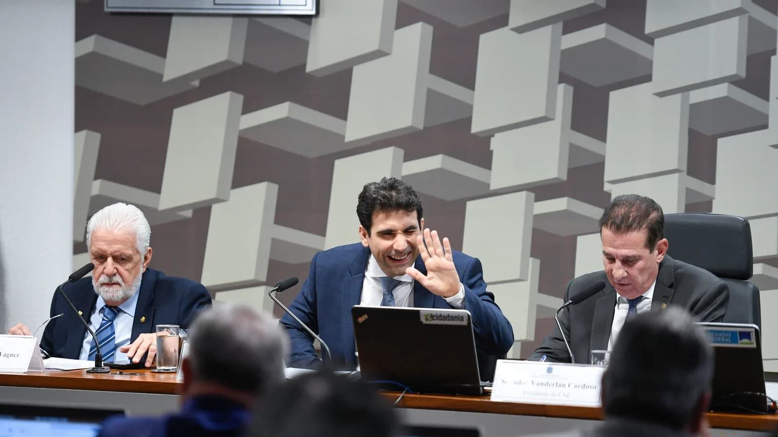 Representante do Banco Central gesticula durante audiência na Comissão de Assuntos Econômicos do Senado