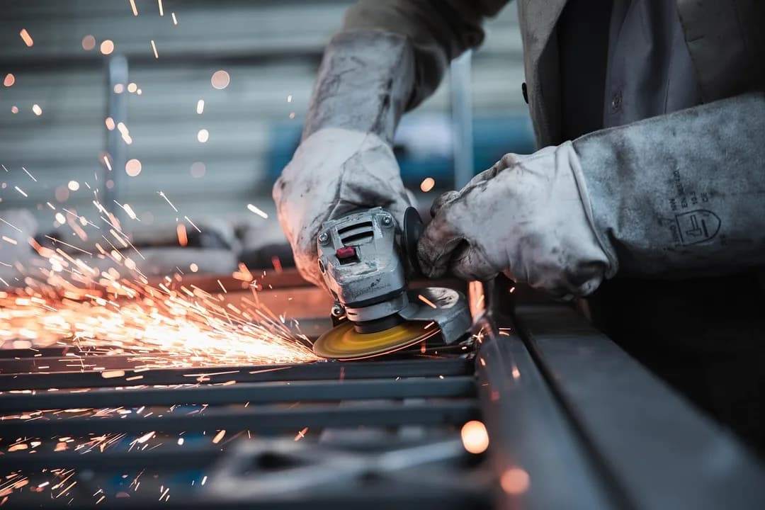 Imagem ilustrativa: worker, grinder, factory, workplace, workshop, production, manufacturing, industry, metal work, work, steel, metal, profession, worker, worker, factory, factory