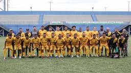 Elenco do Amazonas FC posado em campo, uniforme amarelo e preto