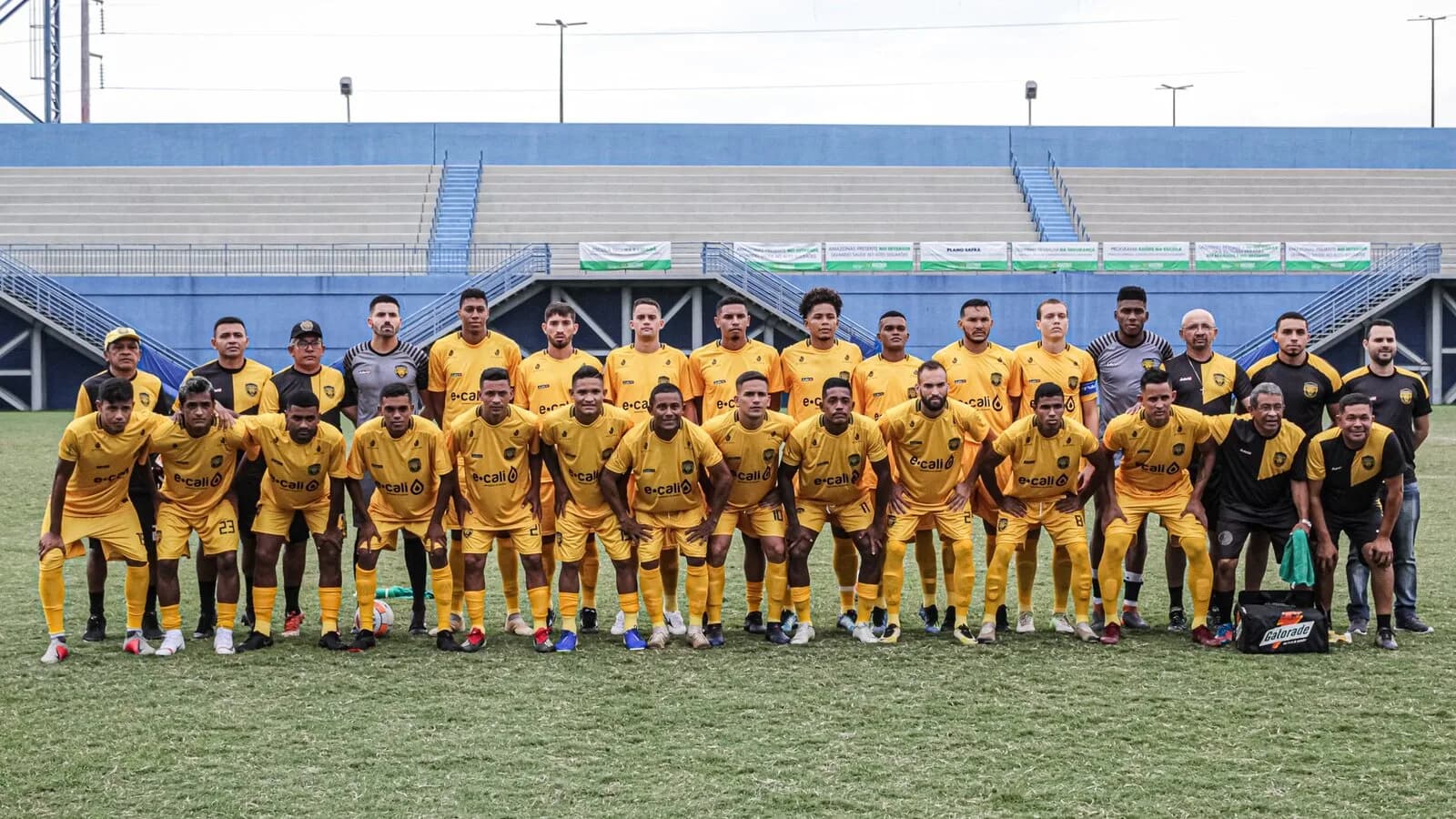Elenco do Amazonas FC posado em campo, uniforme amarelo e preto