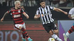 Jogadores de Flamengo e Atlético-MG disputam bola em jogo do Brasileirão
