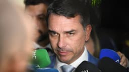 Senador Flávio Bolsonaro concede entrevista a jornalistas no Congresso Nacional
