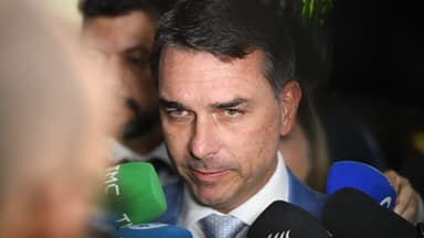 Senador Flávio Bolsonaro concede entrevista a jornalistas no Congresso Nacional