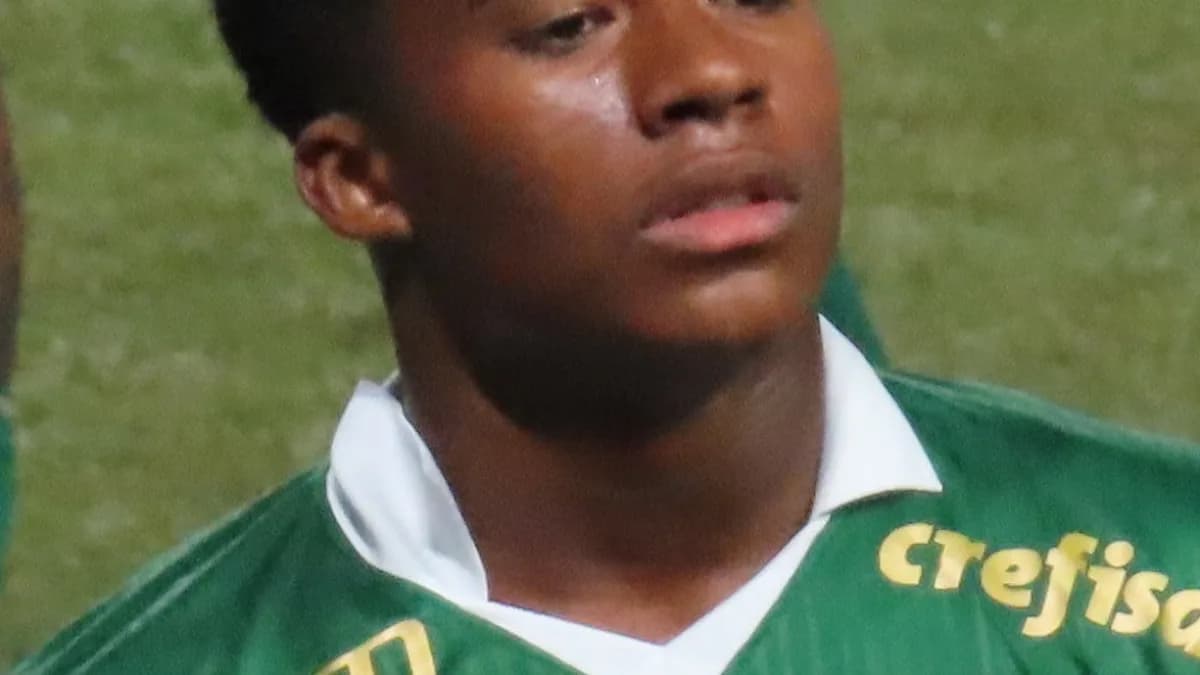 Endrick, formado nas categorias de base do Palmeiras, em campo com a camisa do clube