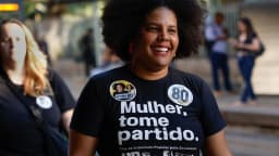 Samara Martins, candidata da Unidade Popular, em ato de campanha vestindo camiseta com os dizeres 'Mulher, tome partido'