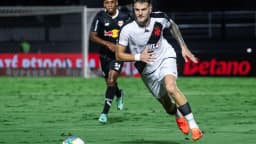 Jogador do Vasco em ação durante partida no Brasileirão