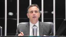 Rodrigo Pacheco discursa em sessão no plenário do Senado