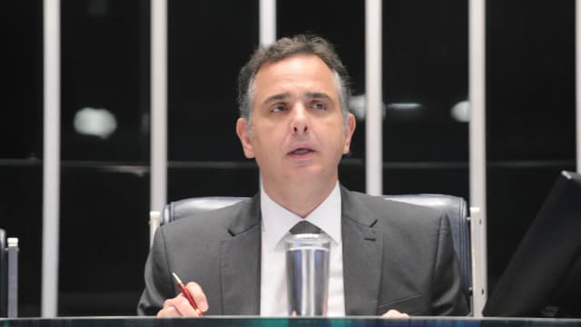 Rodrigo Pacheco discursa em sessão no plenário do Senado