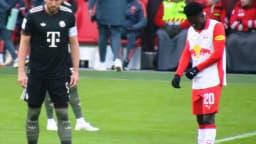 Harry Kane, com uniforme preto do Bayern de Munique, em campo durante partida contra o RB Salzburg