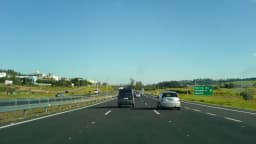 Rodovia brasileira com fluxo de veículos em dia claro