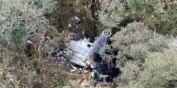 Vista aérea dos destroços do helicóptero caído em meio à mata fechada, na Serra Catarinense