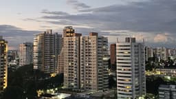 Vista noturna de prédios altos no bairro Adrianópolis, em Manaus