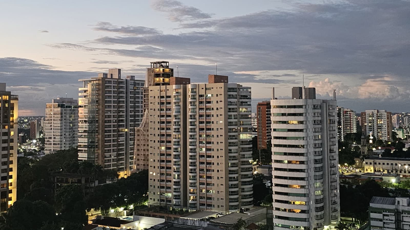 Vista noturna de prédios altos no bairro Adrianópolis, em Manaus