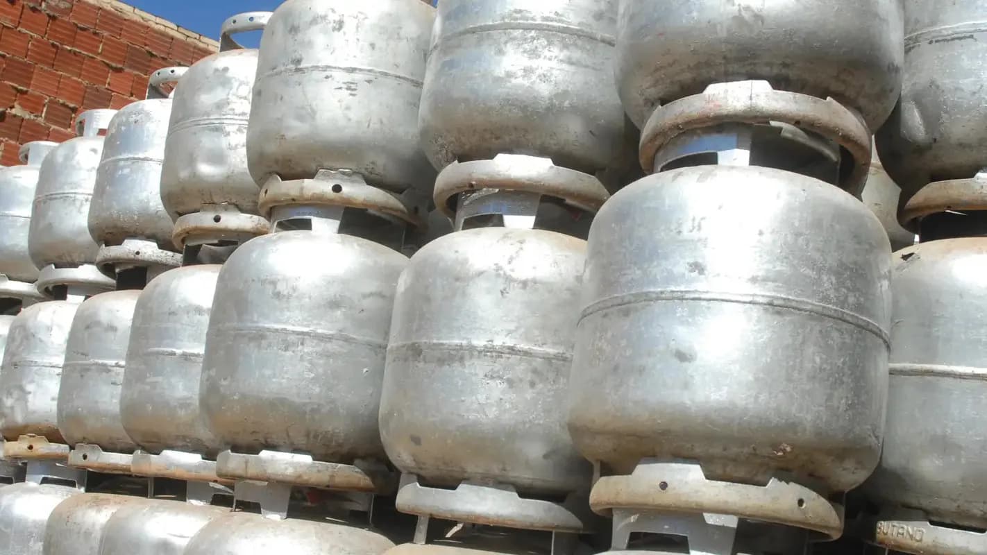 Botijões de gás empilhados, referentes ao programa Gás do Povo