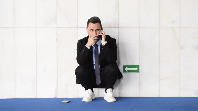 Cleitinho Azevedo fala ao telefone em imagem de arquivo no Senado