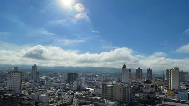 Vista aérea da cidade de Pouso Alegre, no Sul de Minas, sob céu ensolarado