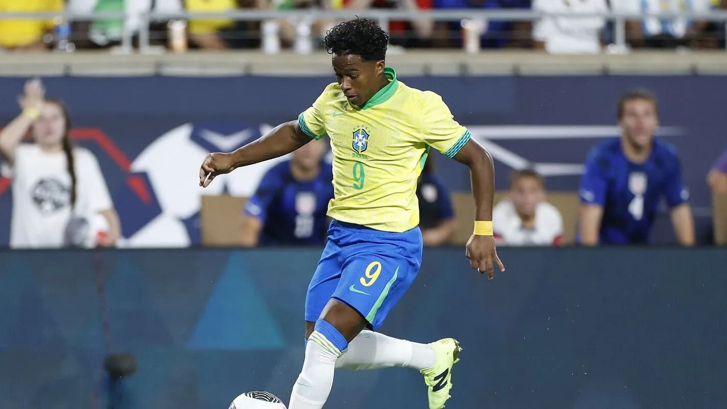 Endrick em ação com a camisa da Seleção Brasileira