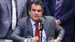 Senador Ciro Nogueira fala ao microfone em evento no Congresso, cercado por outros parlamentares de terno