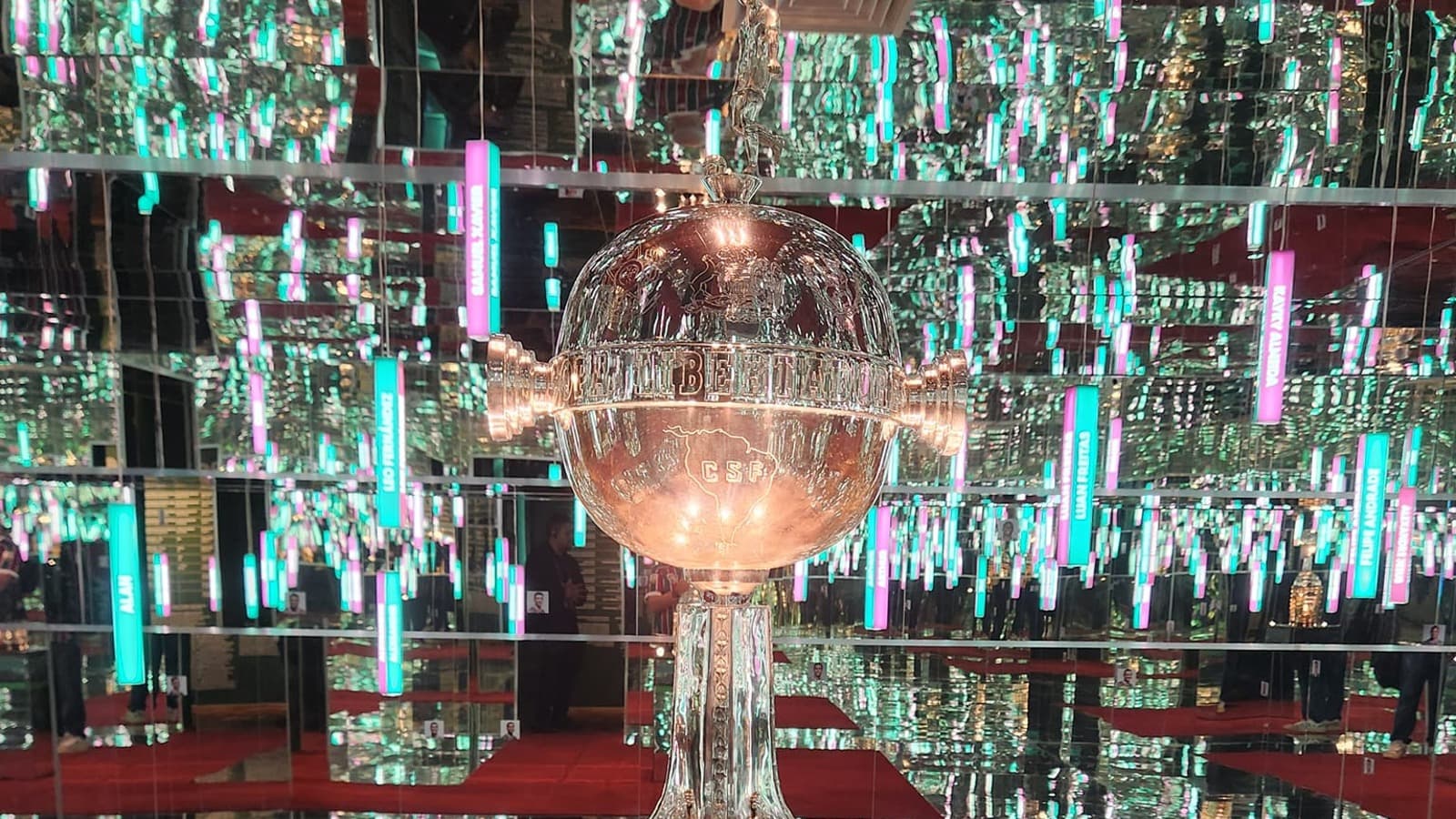 O troféu da Copa Libertadores da América, conquistado pelo Fluminense em 2023, em exibição no museu do clube