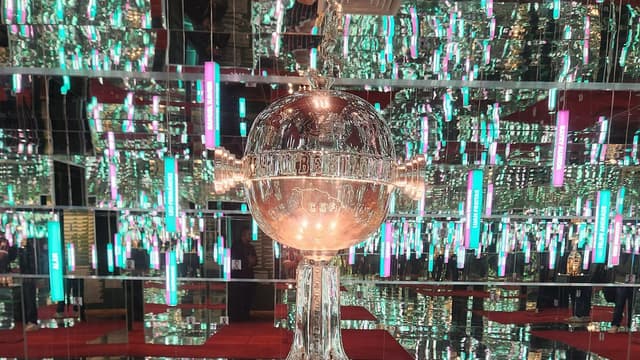 O troféu da Copa Libertadores da América, conquistado pelo Fluminense em 2023, em exibição no museu do clube
