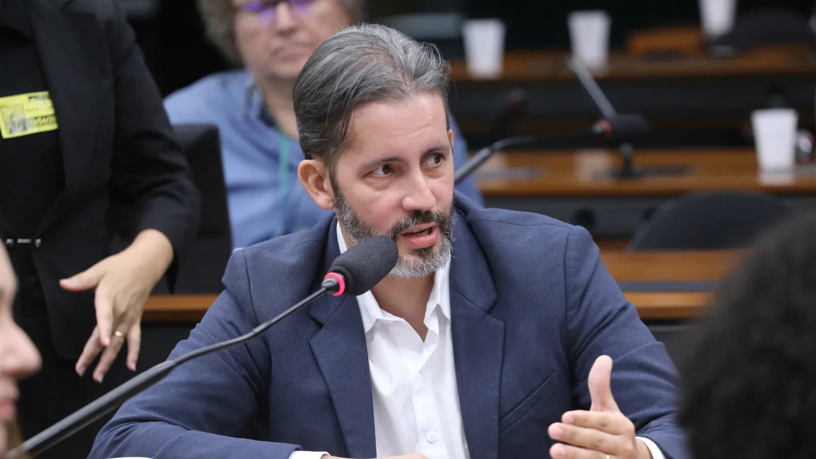 Leandro Grass fala ao microfone durante audiência pública na Câmara dos Deputados