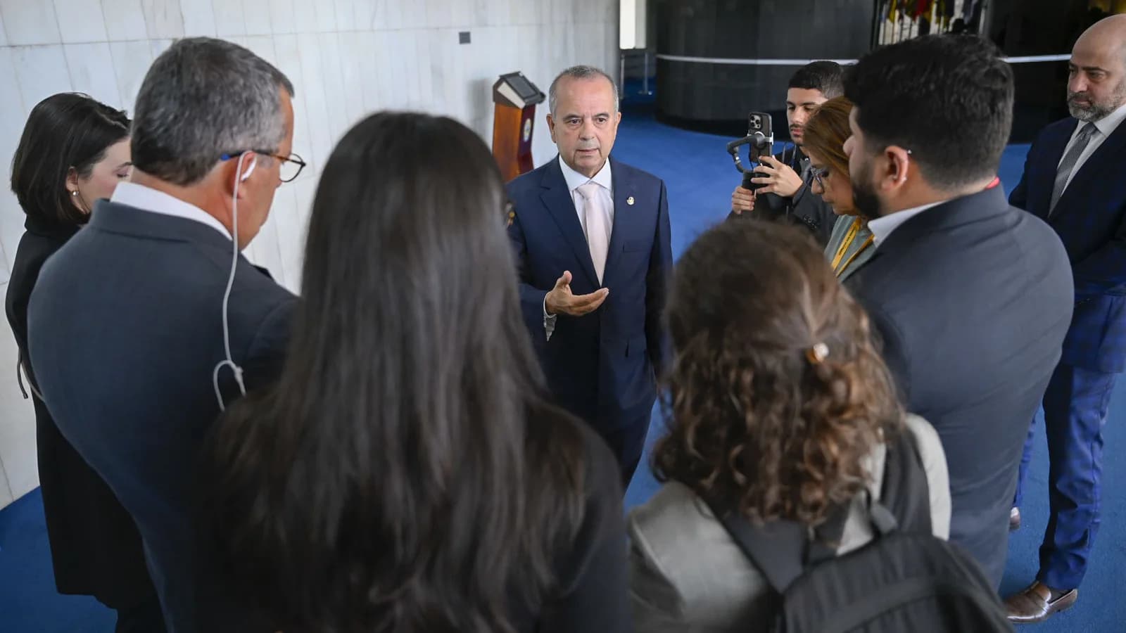 Senador Rogério Marinho conversa com jornalistas e assessores em corredor do Senado (foto de arquivo)