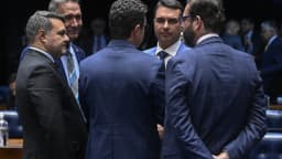 O senador Flávio Bolsonaro conversa com outros parlamentares no plenário do Senado